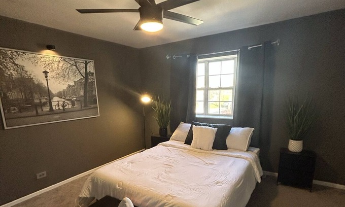 Romeoville Casa | Beautiful modern townhouse awaiting your stay!