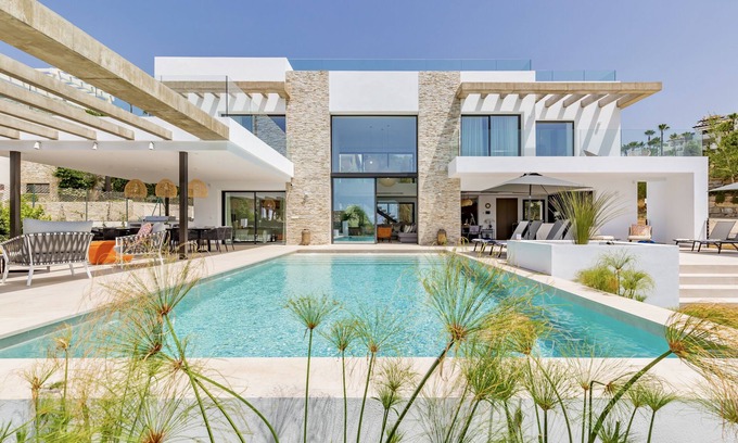 Nueva Milla de Oro Villa | Beautiful Modern Villa 10 minutes from Marbella