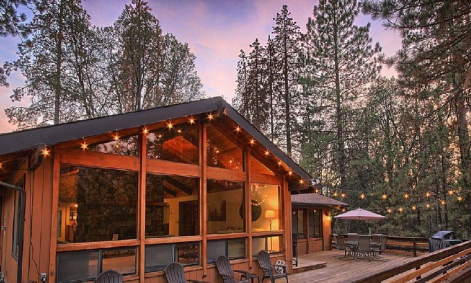 Mariposa Casa | Experimente Yosemite en los terrenos de esta hermosa propiedad con una bañera de hidromasaje