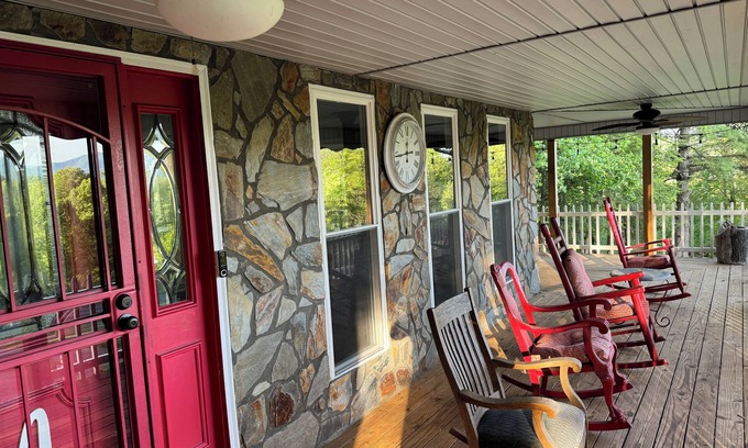 Bakersville Casa | Beautiful Mountain View’s easily accessible from HWY 226.