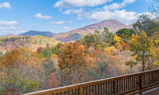 Hiawassee Cabina | Beautiful Mountain Views, Fast WiFi, No Pet Fees