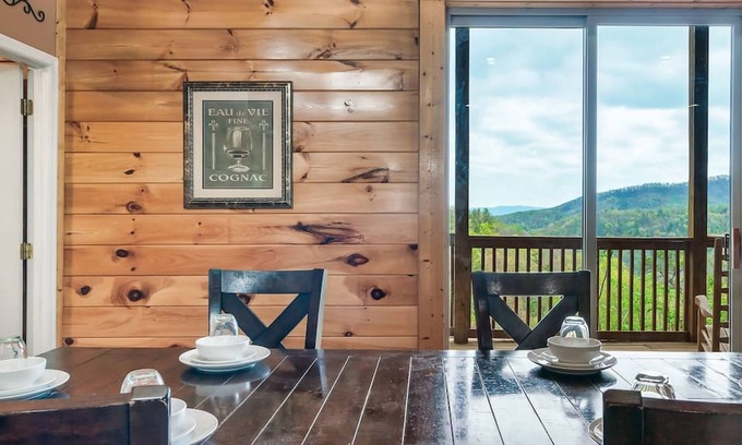 Gatlinburg - Pigeon Forge Apartamento | Beautiful Mtn Views Hot Tub Games 3 King Suite