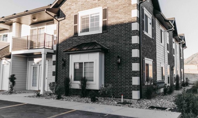 Logan Condominio | Beautiful New 3 BR 2BA Townhome, No stairs!