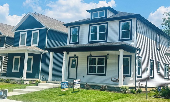 Northeast South Bend Casa | Beautiful new 4-bedrm house less than 1 mile to ND campus, easy walk up Eddy St