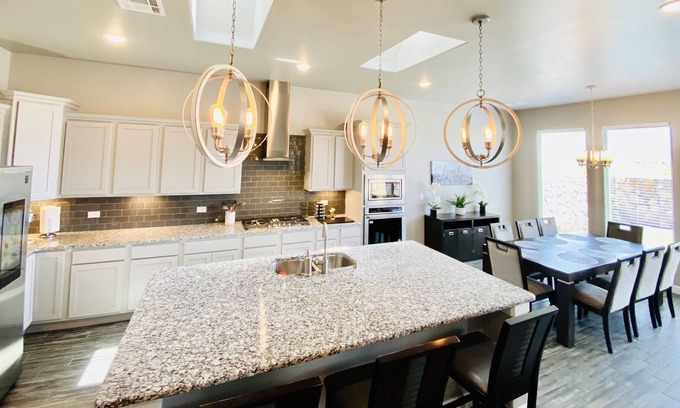Las Cruces Casa | Beautiful New 5 BR Custom Built Home near Redhawk Golf Course