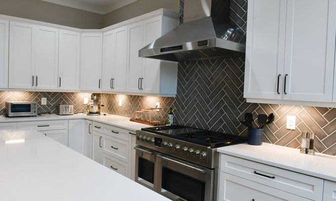 Gainesville Casa | Beautiful New Build Professionally decorated, New dock, private Cove
