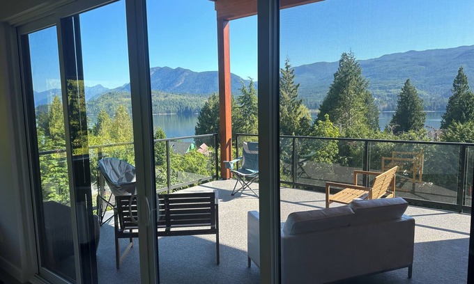 West Porpoise Bay Casa | Beautiful new home in the heart of Sechelt with ocean and mountain views.