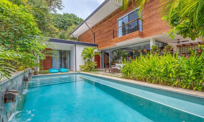 Playa Guiones Casa | Hermosa casa nueva y moderna, ubicada en el centro, piscina, a solo 300 m de la playa
