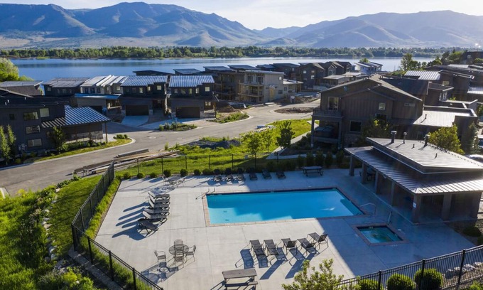 Huntsville Casa | Beautiful New Townhome Lake Views Personal Hot Tub EW 21