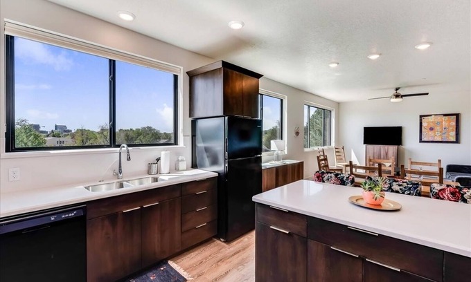 East End Casa | Hermosa casa nueva de dos pisos con vistas panorámicas y de la ciudad