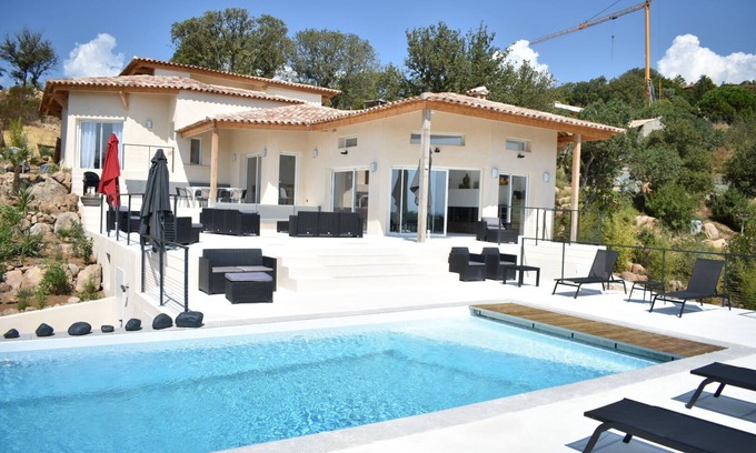 Santa Giulia Villa | Hermosa villa nueva de 300 m2, vista al mar, piscina, spa, sauna, gimnasio