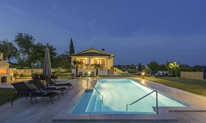 Zminj Villa | Bonita villa nueva con piscina
