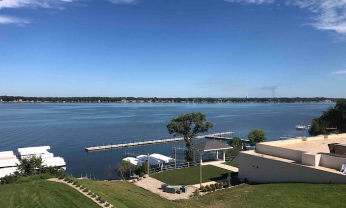 Spirit Lake Condominio | Beautiful Newly built Bayside Lake Front Condo!