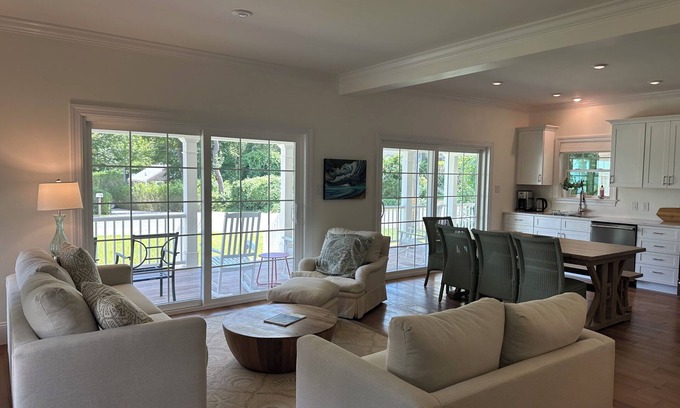 Vineyard Haven Casa | Beautiful Newly Constructed Home Walking Distance from Downtown Vineyard Haven