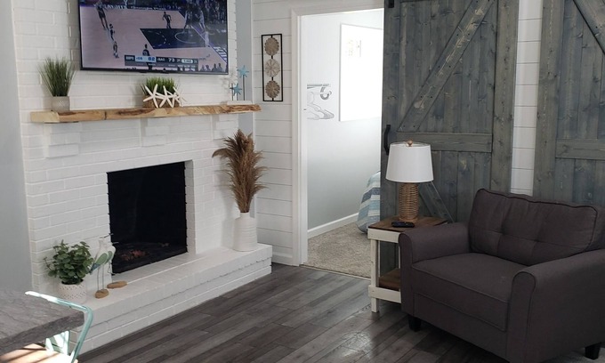 Geneva-on-the-Lake Cabaña | Beautiful newly remodeled cottage - Walk to strip, close to spire