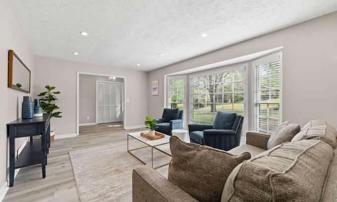 East Cobb Casa | Beautiful Newly-Renovated Home in Indian Hills