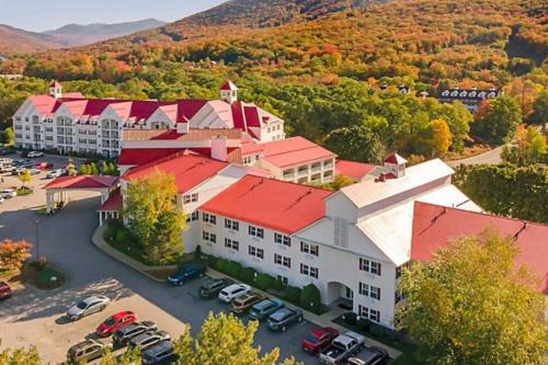 Lincoln Casa | Beautiful Northeast scenery and resort amenities in this great 1BD vacation condo