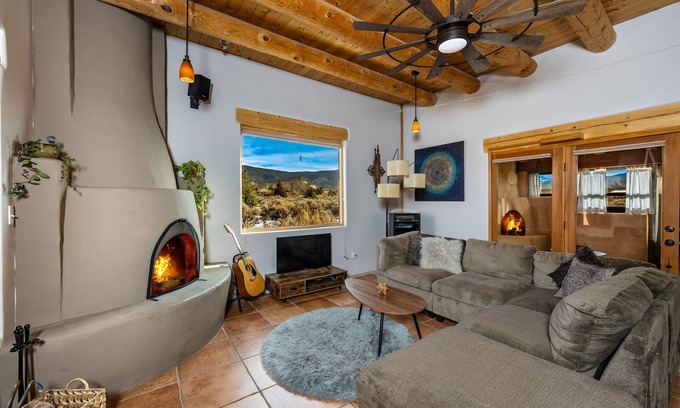Taos Casa | Beautiful Oasis in Taos w/ Hot Tub. Great for long term stays!