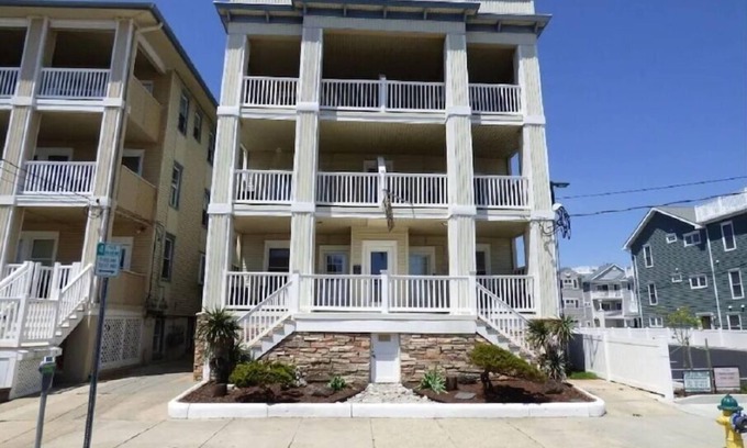 North End Condominio | Beautiful Ocean Ave condo, just a block from the beach and boardwalk!