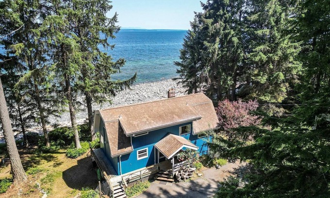 Quadra Island Casa | Beautiful Ocean-front home on beach in Quadra Island