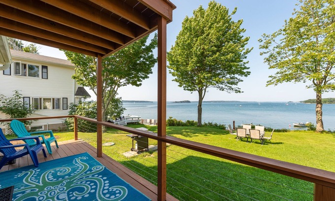Mid-Coast and Islands Casa | Beautiful ocean views and spectacular sunsets at this modern beachfront home