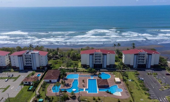 Bejuco Casa | Beautiful oceanfront condominium home with private pool in Puntarenas.