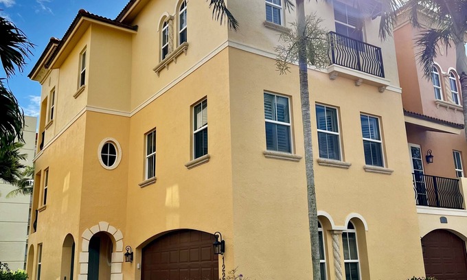 Hutchinson Island South Casa | Beautiful Oceanside Updated Townhome on Hutchinson Island