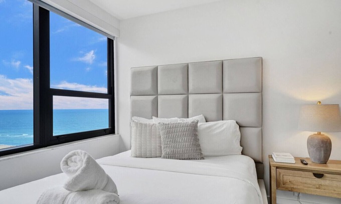 La Gorce Apartamento | Beautiful Oceanside Retreat / Beach Service / 1606
