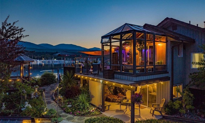North Oyster Casa | Beautiful oceanside "suite" with hot tub and beach cabin