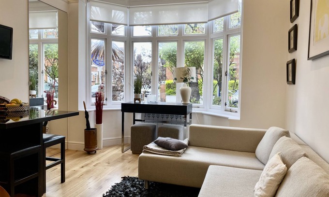 Kew Apartamento | Hermoso interior contemporáneo de un dormitorio diseñado plano junto a Kew Green