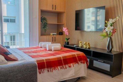 Neapolis Apartamento | Beautiful One Bedroom Apartment, 186 Meters to Beach, Central Location Next to Cafes & Bars
