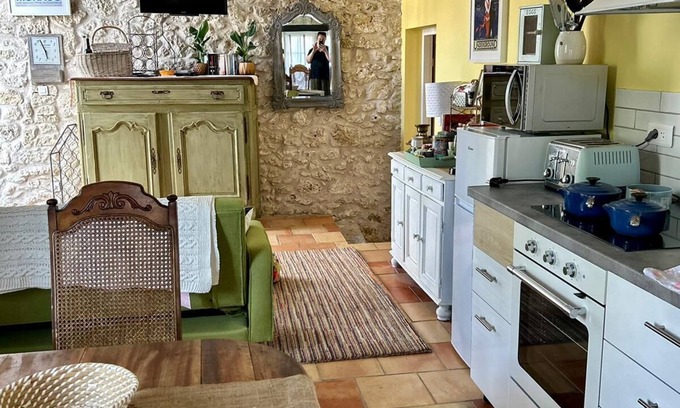 Savignac-de-Duras Cabaña | Beautiful one bedroom cottage with pool.