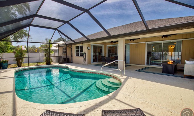 Englewood East Casa | Beautiful Open Concept Pool House With Lanai and Private Fenced In Yard