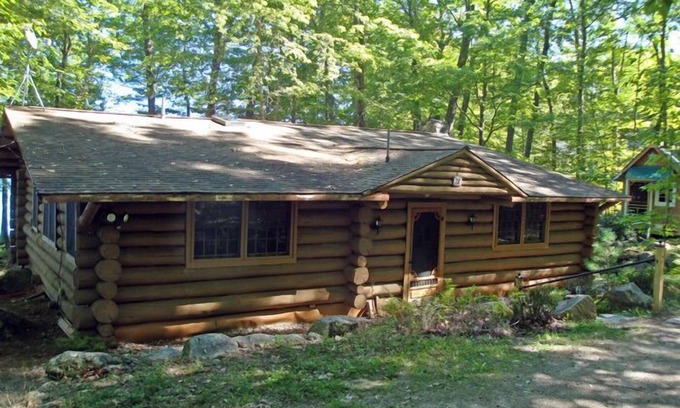 Oxford Cabaña | Beautiful open-concept log home in quiet setting on Thompson Lake.