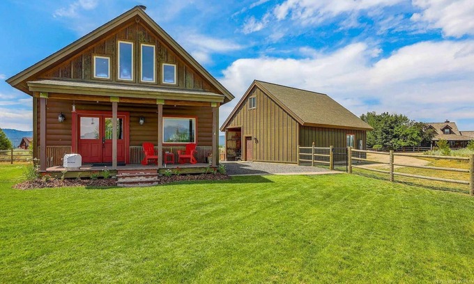 Brookdale Meadows Casa | Beautiful panoramic mountain views and ample parking for toys