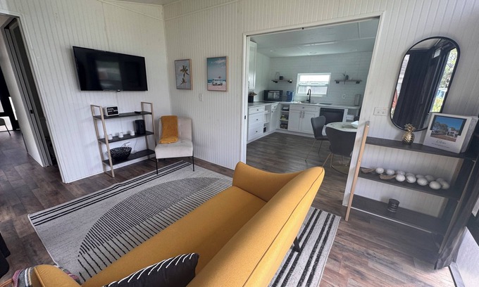 Venice Casa | Beautiful Paradise Escape- 2BA/ 1.5 BA, heated pool, resort activities, trails