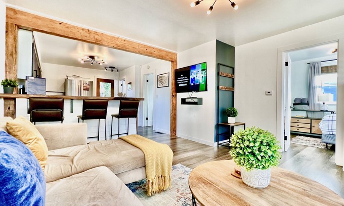 Riverview Casa | Beautiful Patio⭐️Modern Nook⭐️Long Stays🔥Full Kitchen