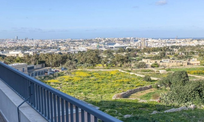 Luqa Apartamento | Beautiful PENT with terrace & spectacular views