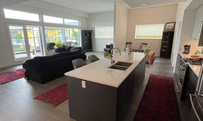 Booktown Condominio | Beautiful penthouse with a view in the center of downtown Sidney.