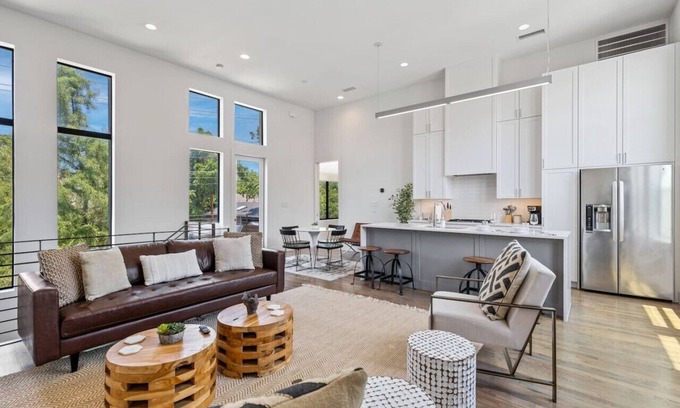 Knox - Henderson Casa | Beautiful Perfectly Located Deluxe 2 Bed Townhome