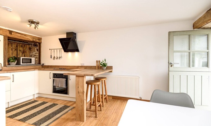 Torpoint Casa | Beautiful pet friendly cottage for two in peaceful location, close to the beach.