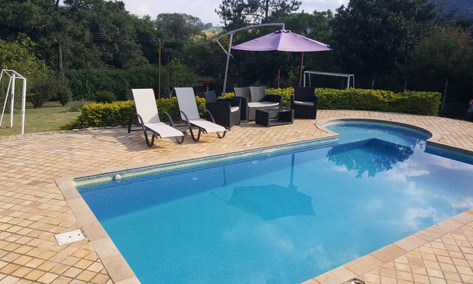 Atibaia Casa | Hermoso lugar en Atibaia con piscina con hidro y mini campo de fútbol.