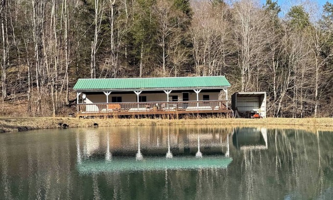 Dailey Casa | Beautiful Pondside Retreat/Hiking