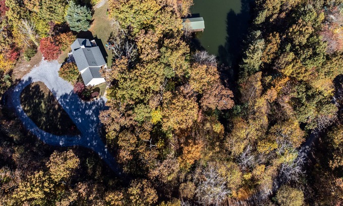 Elkton Casa | Beautiful pond side mountain retreat - near Massanutten Resort and hiking trails