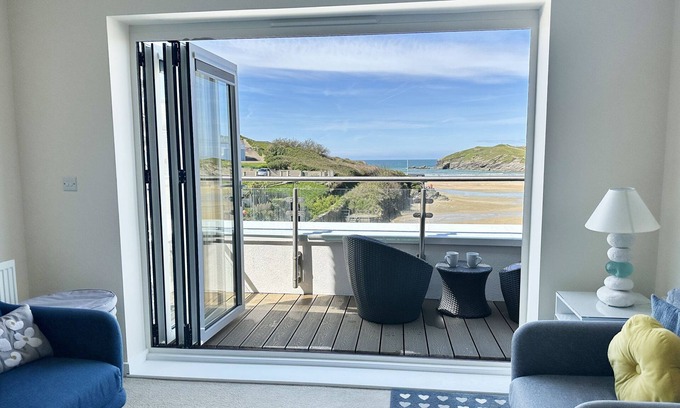 Porth Apartamento | Beautiful Porth beach front 3 bedroom apartment
