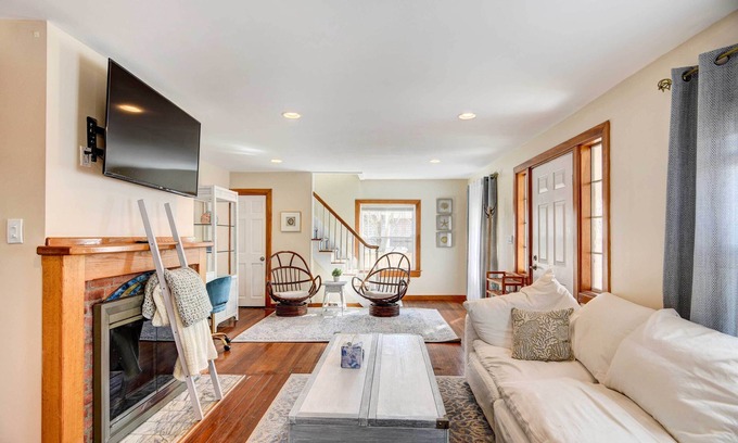 Portsmouth Cabaña | Beautiful Portsmouth Cottage By the Sea w/ Jacuzzi