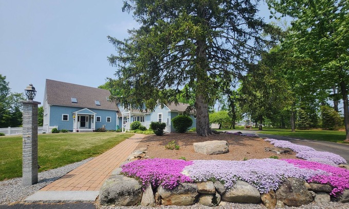 Dunbarton Casa | Beautiful Post & Beam home with 4 Bedroom, 2.5 baths, and a Hot Tub on back deck