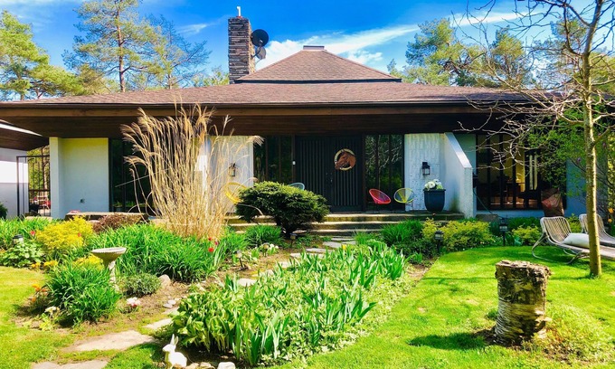 Adjala-Tosorontio Casa | Beautiful & Private Mid Century Modern Country-House on 10 Acres near Caledon!