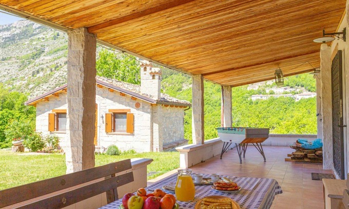 Taranta Peligna Casa | Preciosa casa de vacaciones privada para 10 personas con TV, mascotas permitida y aparcamiento