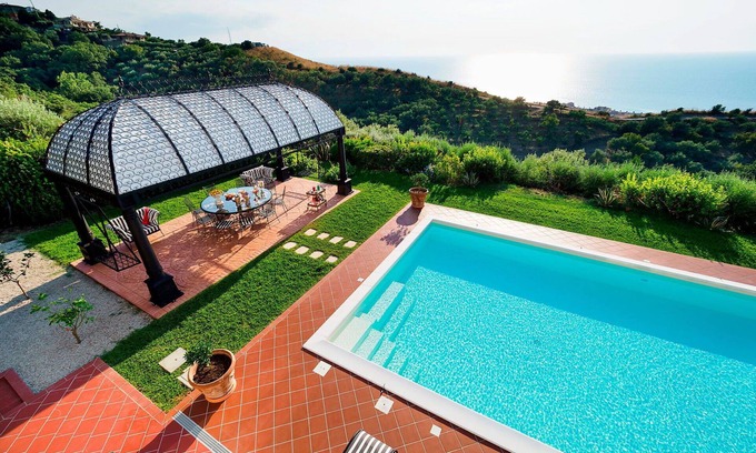 Capo d'Orlando Villa | Casa de vacaciones privada con A/C, WIFI, piscina privada, TV, terraza, vista panorámica